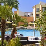 Four Seasons אתר נופש