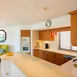 Four Seasons אתר נופש 4*