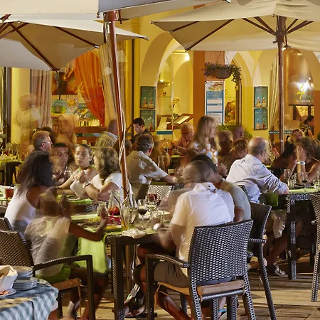 Four Seasons فيلامورا