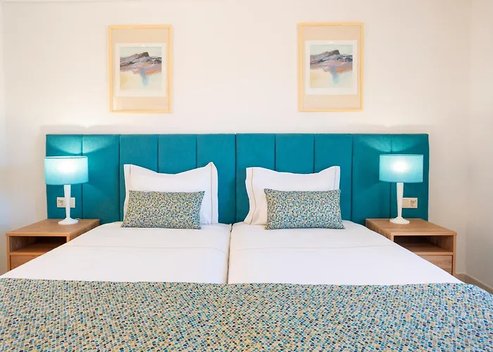 Four Seasons منتجع 4*